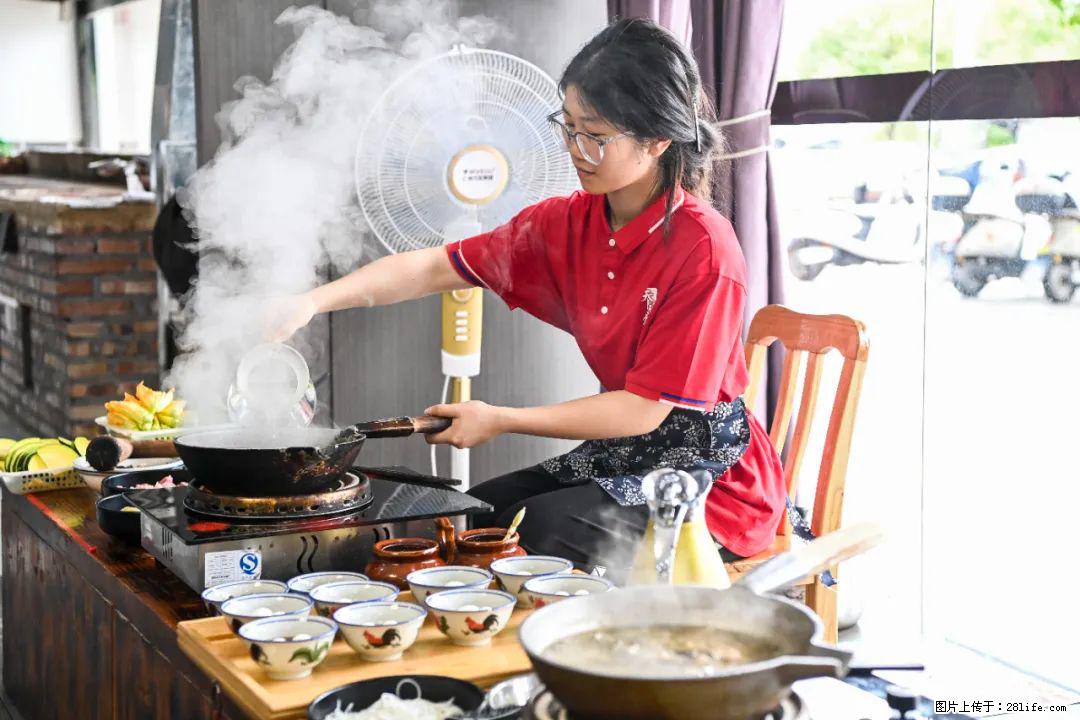 全网追的“扁担女孩”，找了一份暑假工，时薪12元 - 漯河生活资讯 - 漯河28生活网 luohe.28life.net